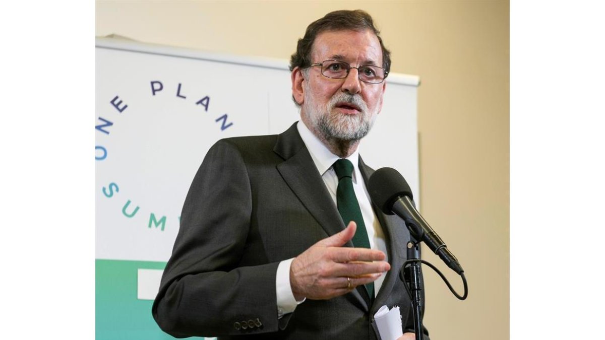 El presidente del Gobierno español, Mariano Rajoy, en declaraciones a los periodistas tras participar en la cumbre sobre el cambio climático organizada en París-EFE