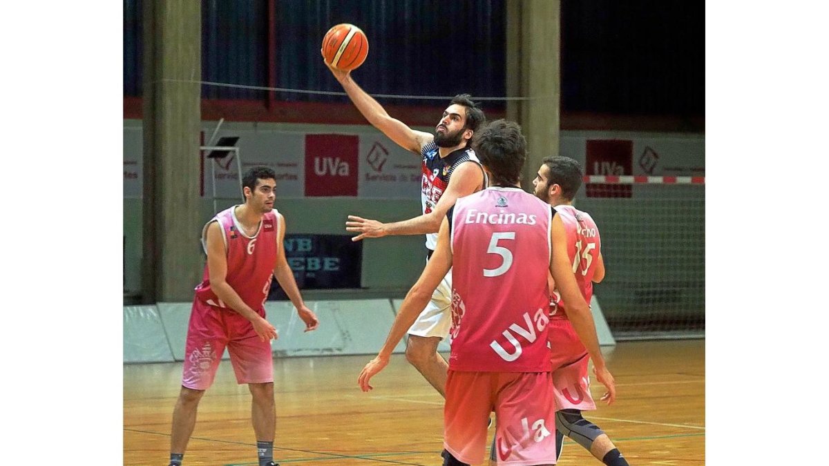 Imagen de un partido anterior entre la UVa y la Flecha en Fuente La Mora. / E.M.