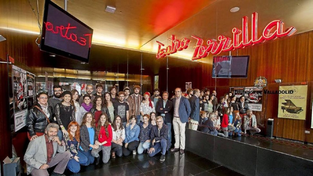 Los alumnos de ESADCyL junto al director Carlos Marchena y los profesores Eduardo Navarro y Natalia Mota, en el Teatro Zorrilla.-Pablo Requejo