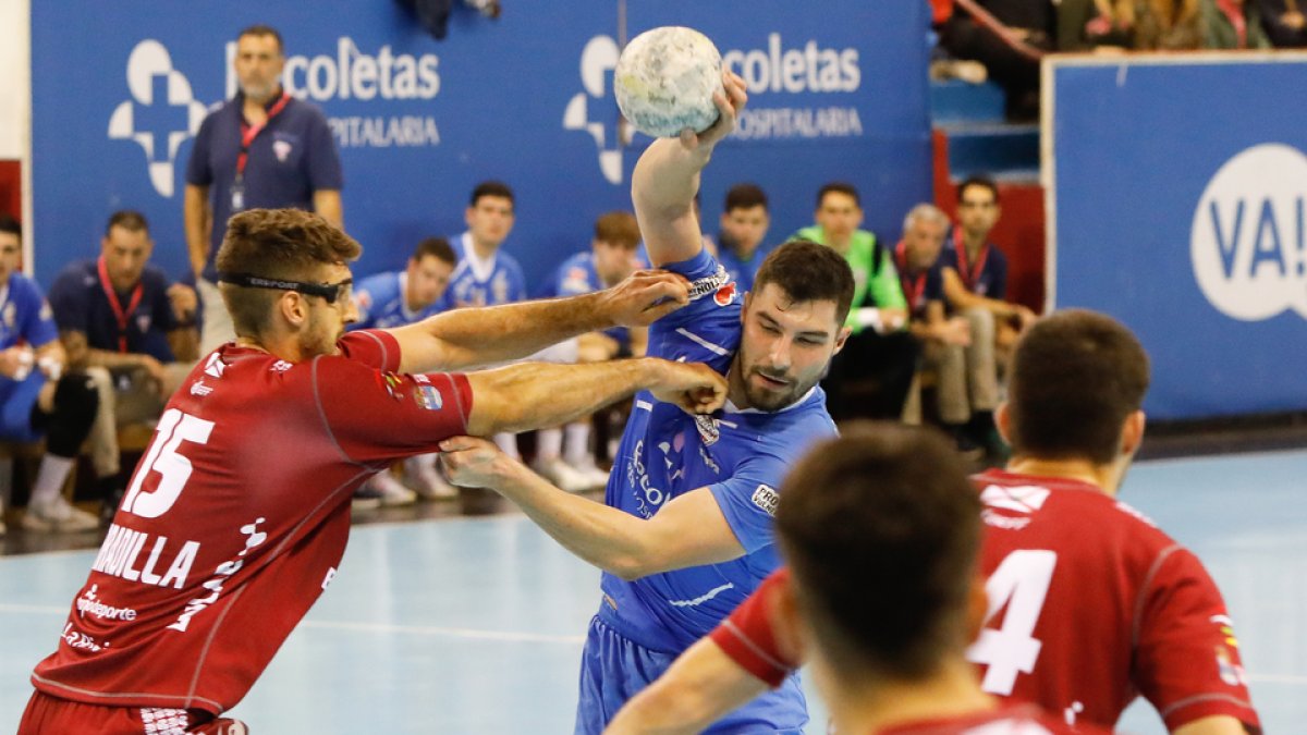 Méndez es sujetado por el visitante Serradilla. / LOSTAU