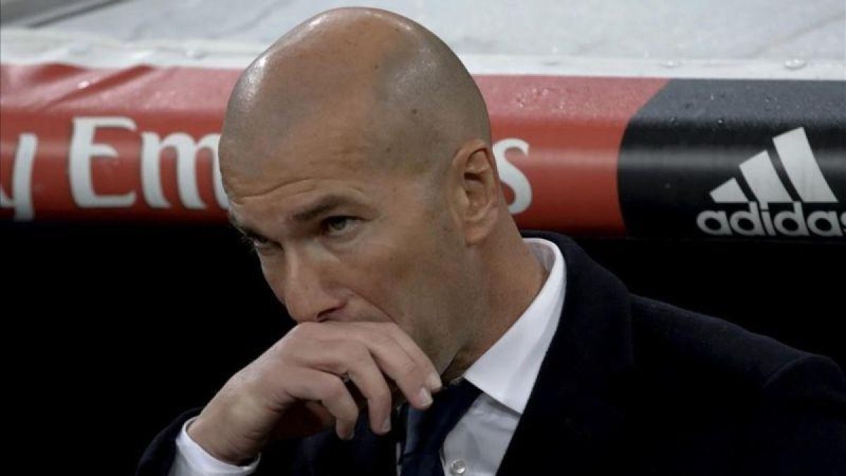 Zinedine Zidane, durante el encuentro de Copa ante el Sevilla el pasado miércoles en el Bernabéu.-EFE / JUANJO MARTÍN