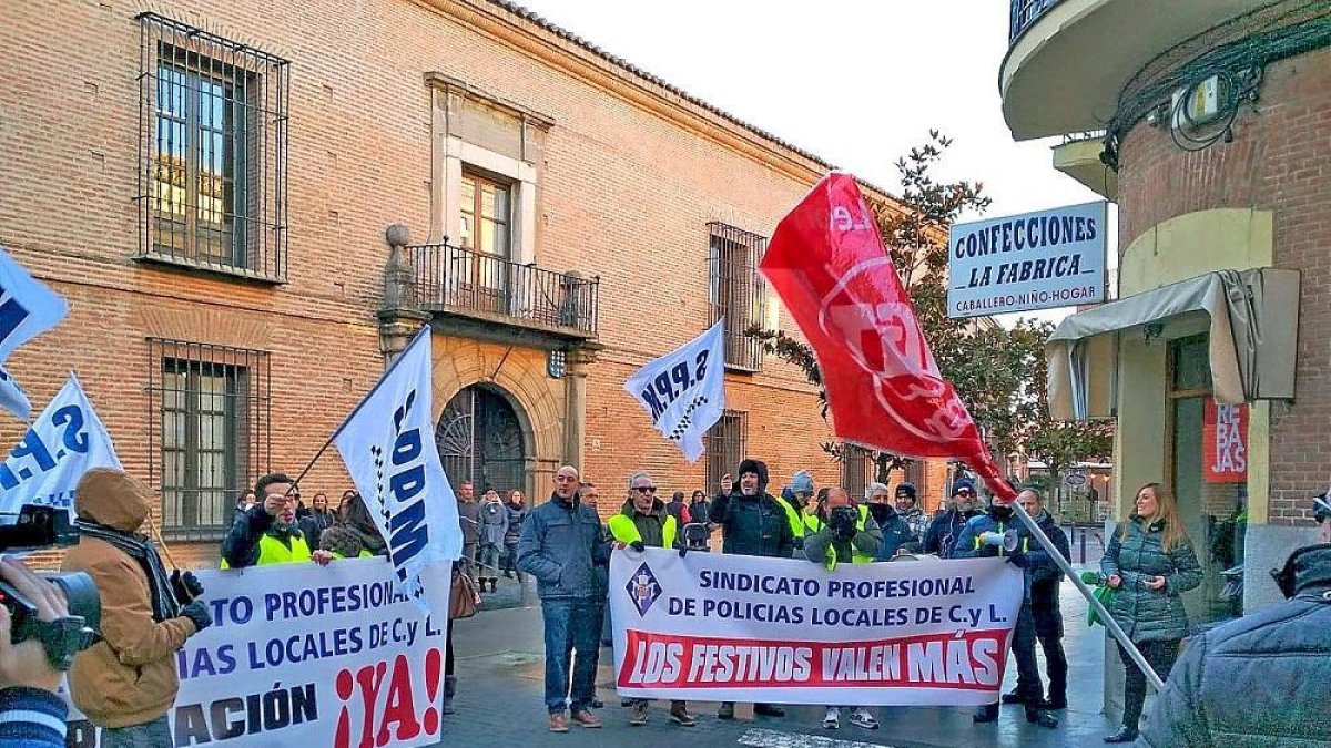 Policías Municipales piden la equiparación salarial y el pago de festivos y horas extra, ayer ante el Ayuntamiento.-EL MUNDO