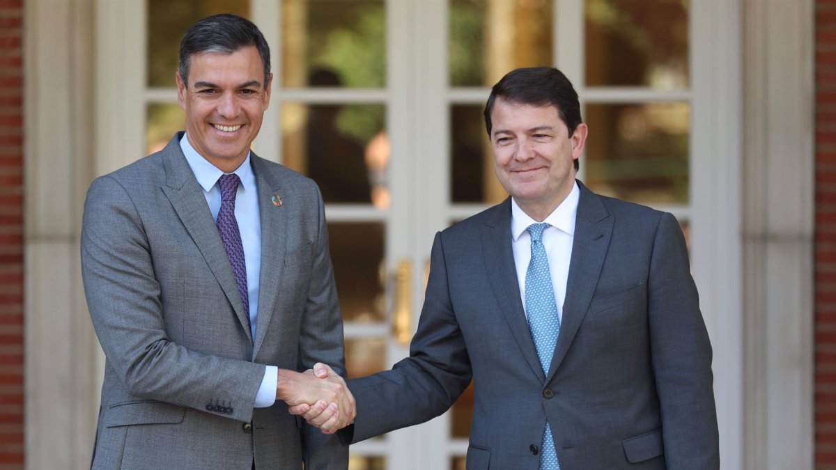 Pedro Sánchez y Alfonso Fernández Mañueco.-E.P.