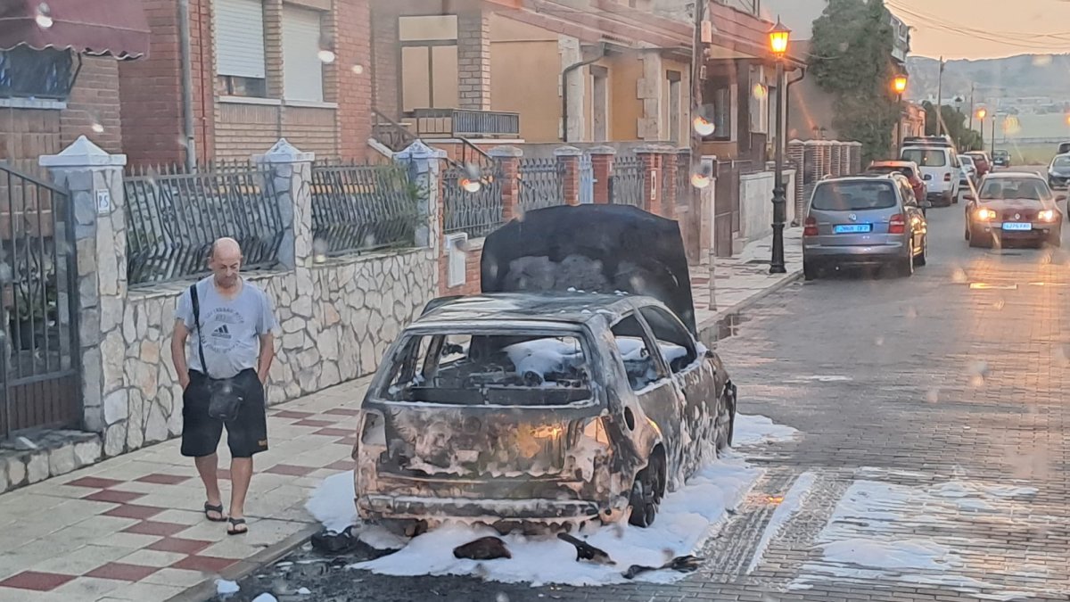 Coche incendiado en la madrugada de hoy en Santovenia de Pisuerga.- BOMBEROS PROVINCIA DE VALLADOLID