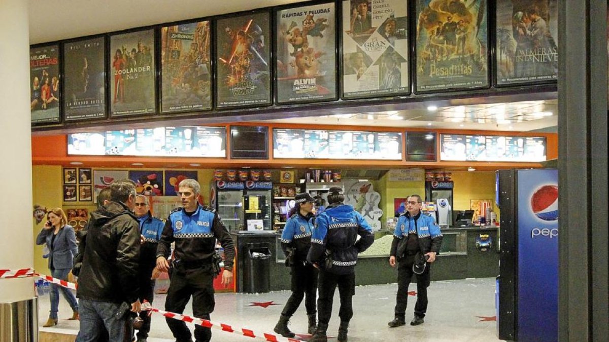 Varios policías locales acordonan la entrada de los cines Megarama en la tarde noche del pasado domingo.-J. M. LOSTAU