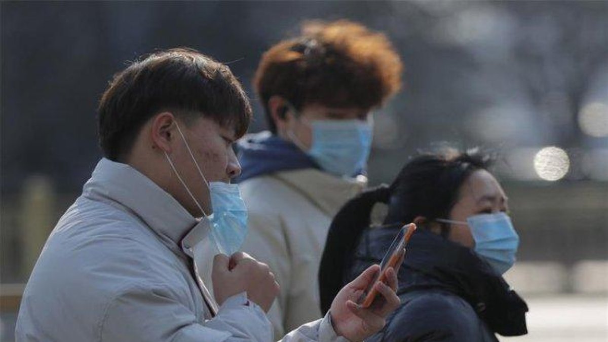 Ciudadanos chinos se protegen del coronavirus de Wuhan.-EFE