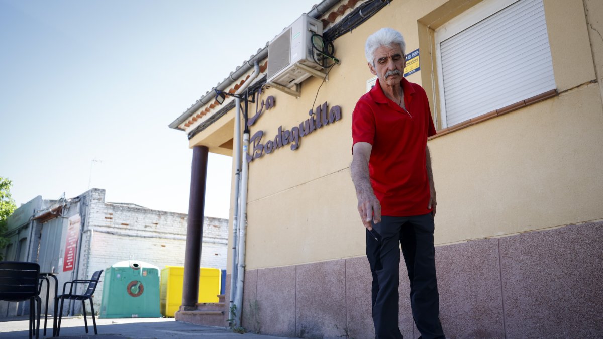 Roberto Gómez, junto al lugar en el que mataron en 2007 a su hijo Óscar, en el bar que el joven regentaba en Tordesillas. | PHOTOGENIC CARLOS LLORENTE