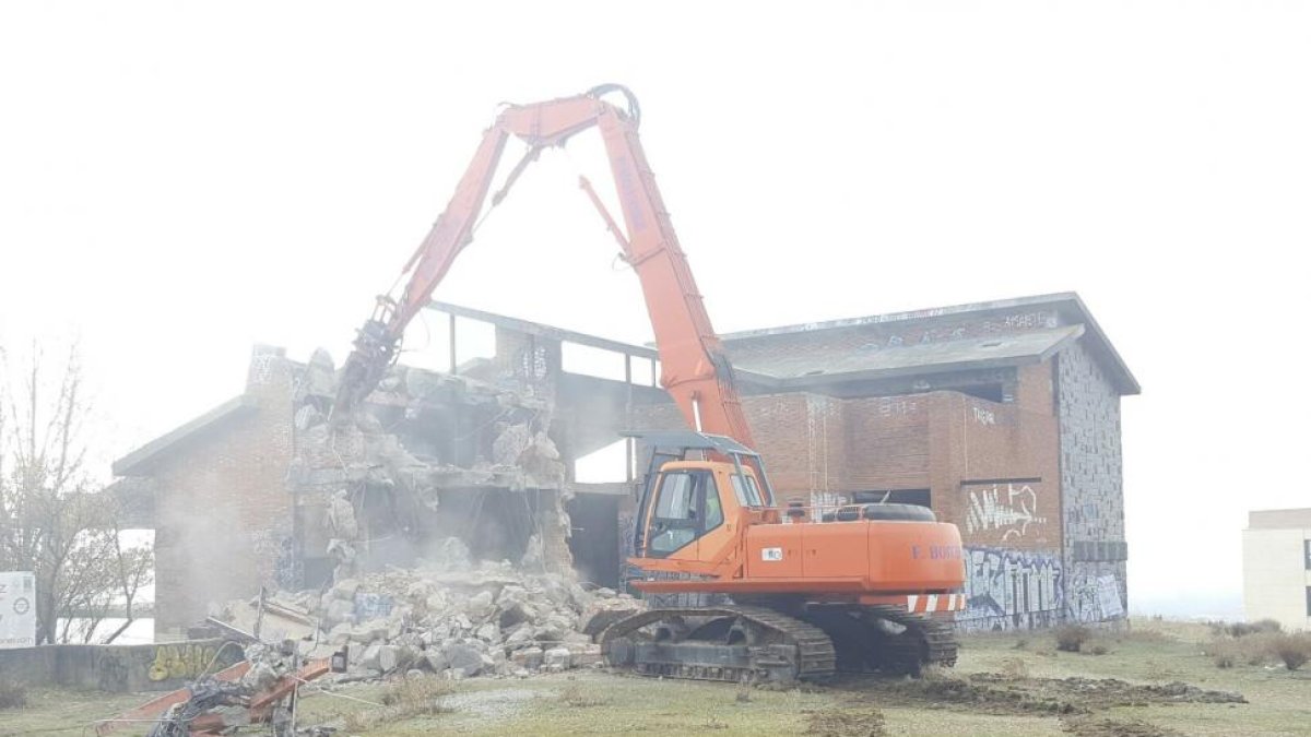 Demolición del chalet de Parquesol durante la mañana de hoy.-PABLO REQUEJO (PHOTOGENIC)