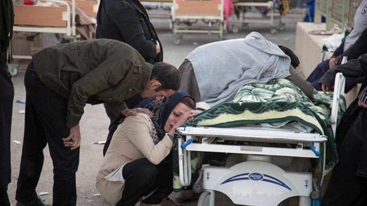 Una mujer llora ante el cadáver de un familiar, en Kermanshah (Irán), este lunes.-/ HANDOUT (REUTERS)