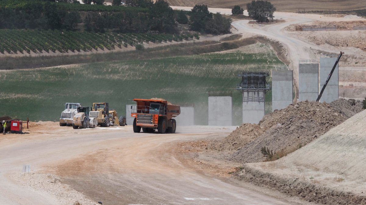 Obras de la autovía del Duero en la zona de Valbuena de Duero. PHOTOGENIC/MIGUEL ÁNGEL SANTOS
