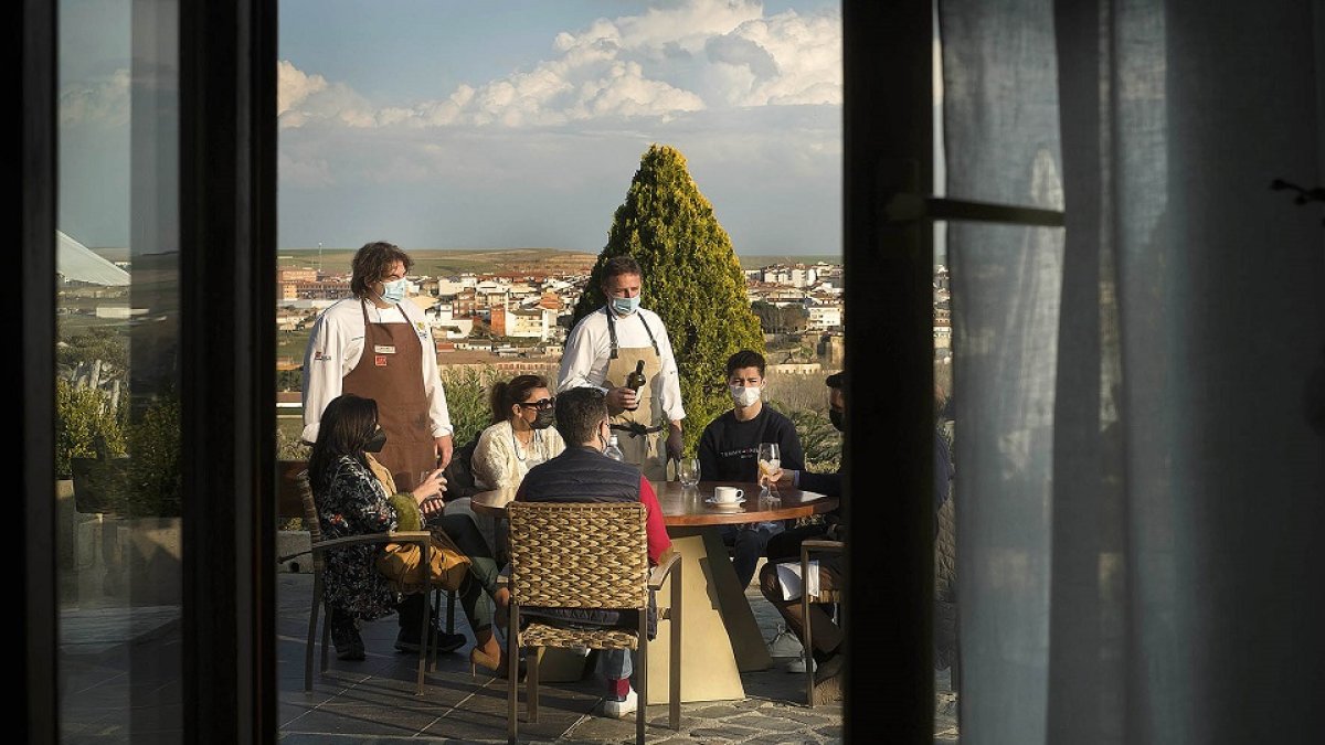 Los comensales disfrutan de unas vistas espectaculares desde la terraza del restaurante.  | ENRIQUE CARRASCAL