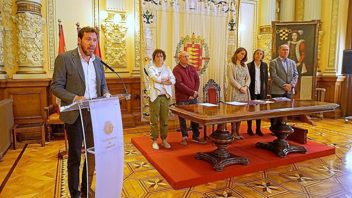 El alcalde, Óscar Puente, interviene durante la firma de la II Estrategia Local de Empleo y Política Social con el resto de firmantes . E. M.