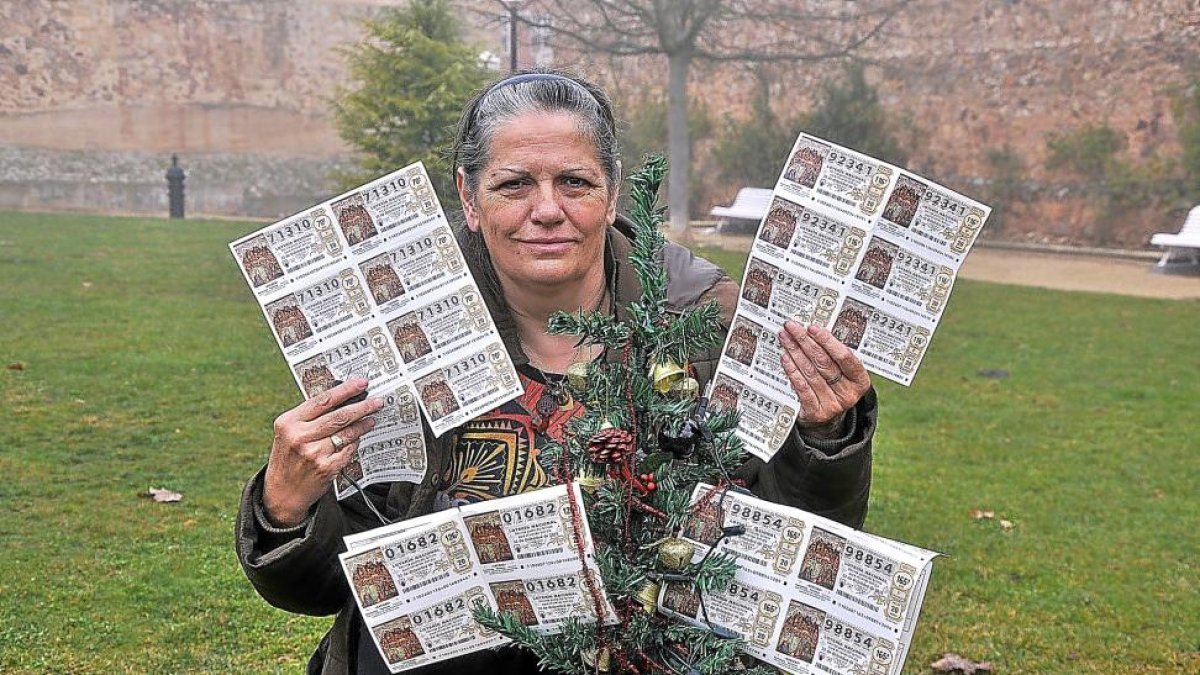 Emiliana Puertas, la lotería de San Leonardo de Yagüe que vendió el primer premio en 2012.-VALENTIN GUISANDE