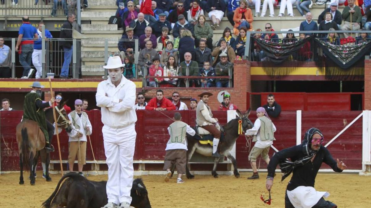 El alcalde de Tordesillas, José Antonio González Poncela, sobre el pedestal, inmóvil, mientras la vieja hombruna corre, con Quijote y Sancho al fondo-J.M. Lostau