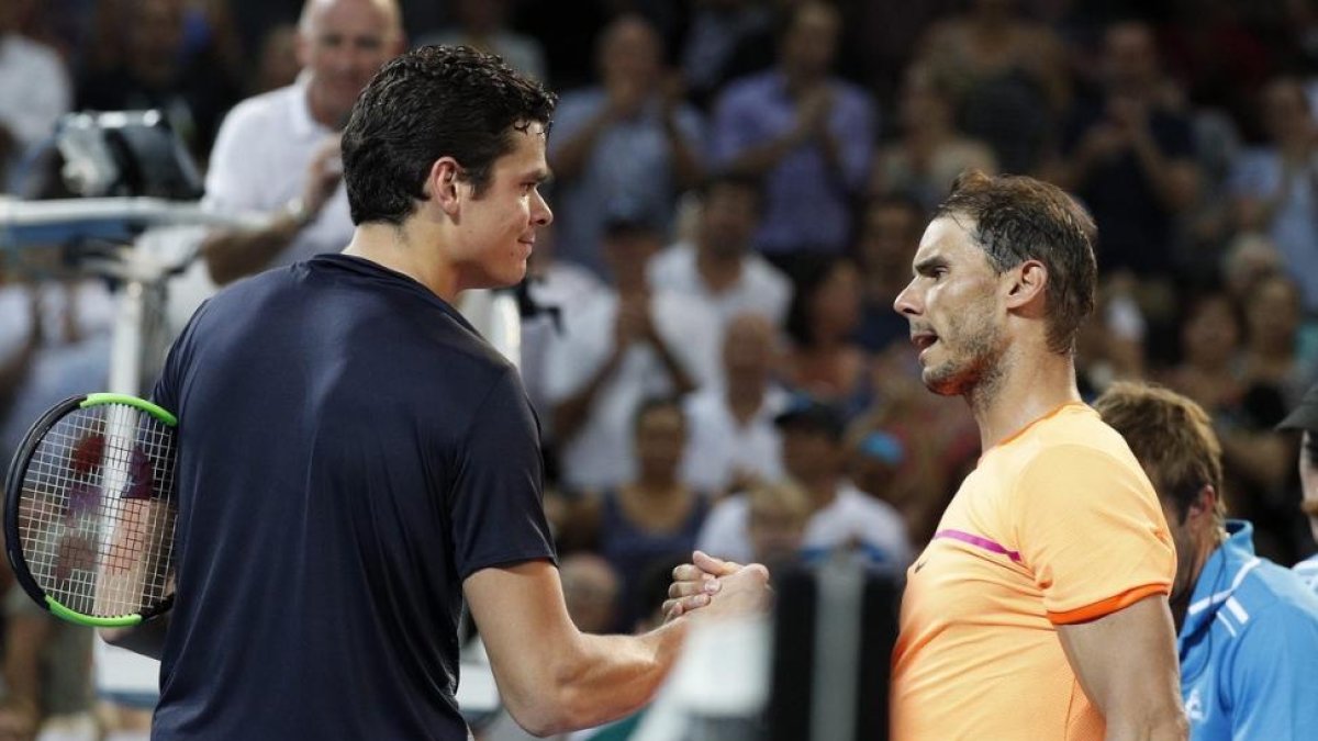 Raonic y Nadal se saludan tras el partido.-EFE