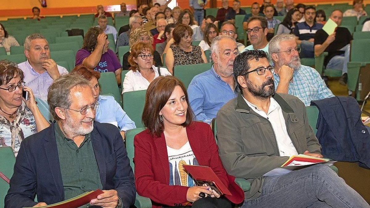 Manuel Saravia, María Sánchez y Alberto Bustos durante una asamblea en Las Delicias. E. M.