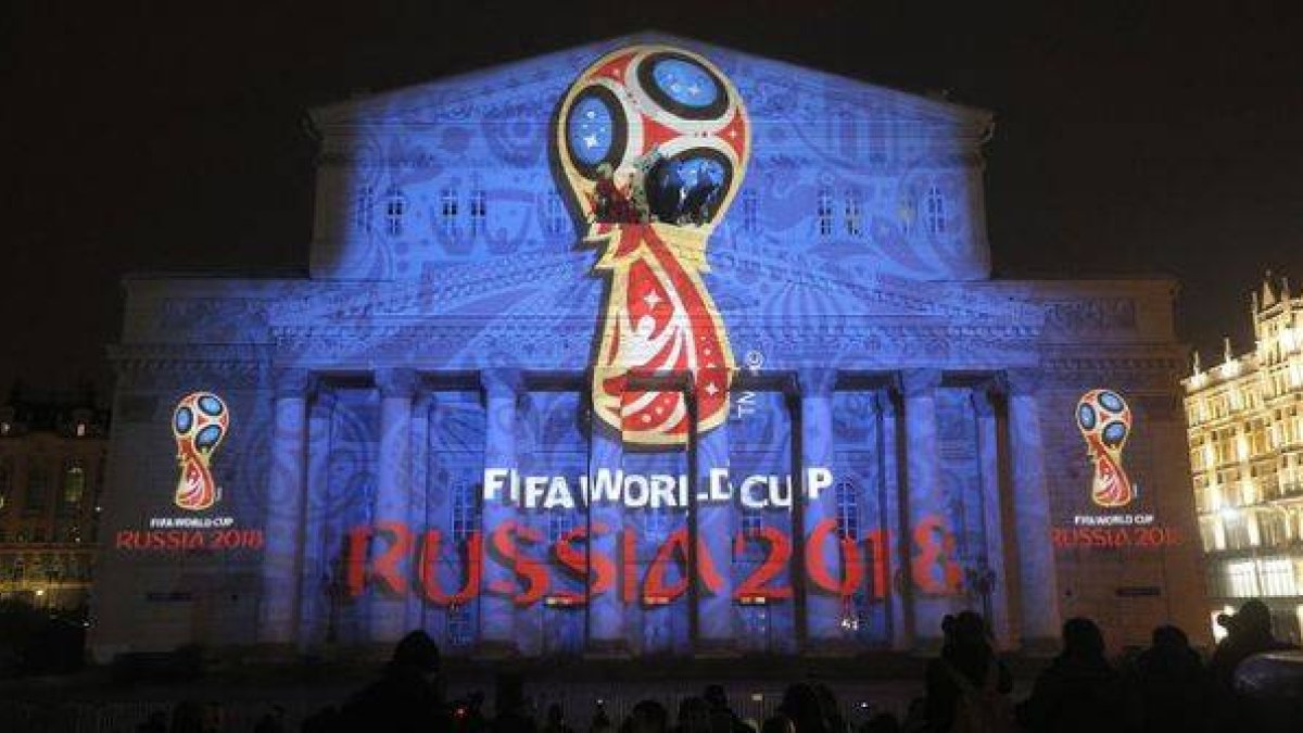 El logotipo del Mundial de Rusia 2018, proyectado en la fachada del Teatro Bolshói de Moscú.-Foto: AFP / KIRILL KUDRYAVTSEV