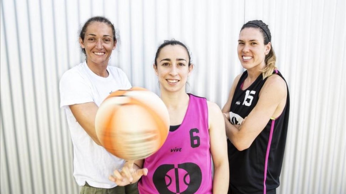 Laia Palau, Silvia Domínguez y Anna Cruz posan antes de viajar a Río para afrontar los Juegos-JOAN CORTADELLAS