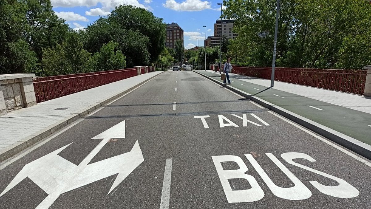 Carril para taxi y bus en Valladolid. / E. M.