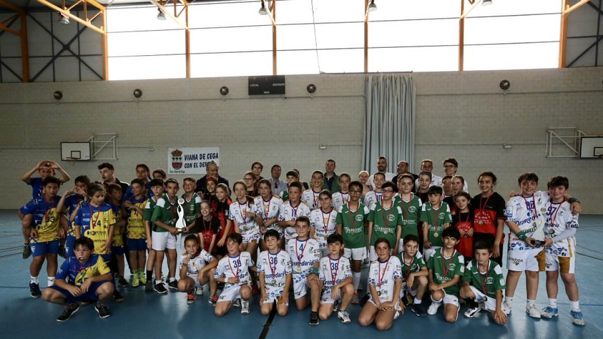 Clausura de los Juegos Escolares de balonmano de la Diputación en Viana de Cega. / M. ÁLVAREZ