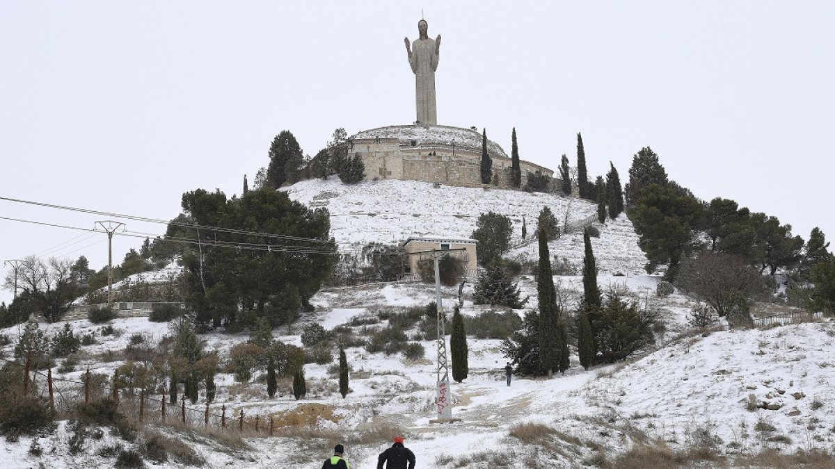 El Cristo del Otero, en Palencia, cubierto por la nieve que dejó a su paso el temporal Filomena. REPORTAJE GRÁFICO: ICAL