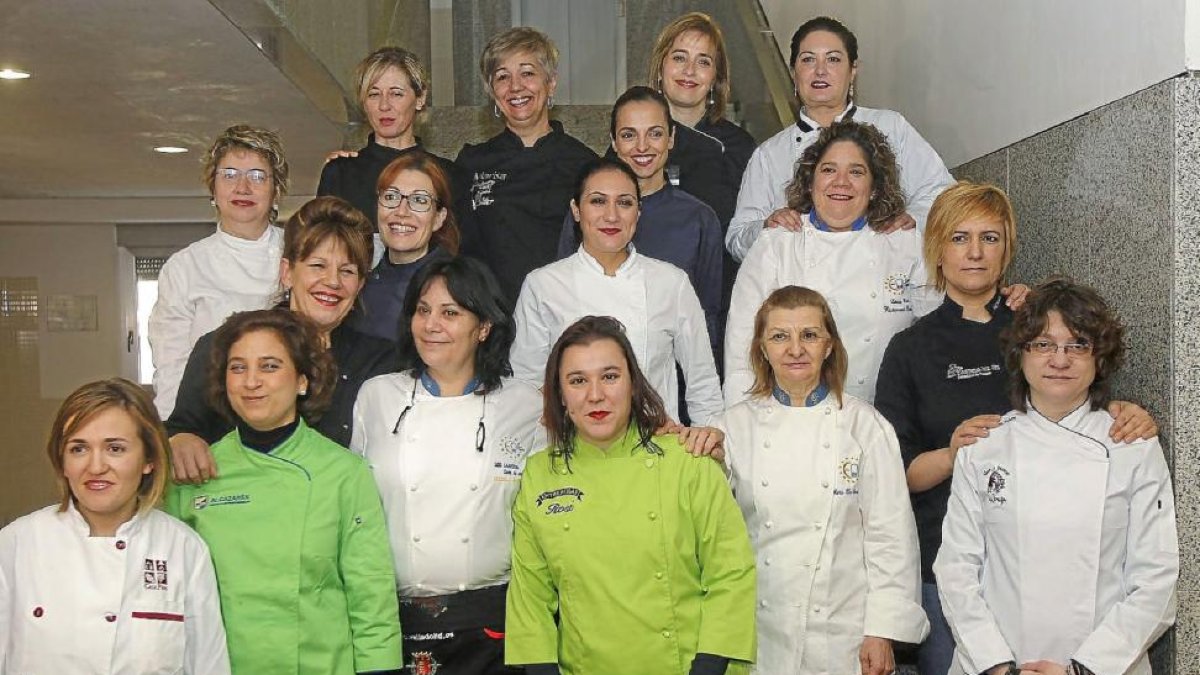 Foto de familia de las fundadoras de la asociación de cocineras de Castilla y León, ‘Entretantas’, ayer, en la Escuela de Cocina Alcazarén de Valladolid.-J. M. Lostau