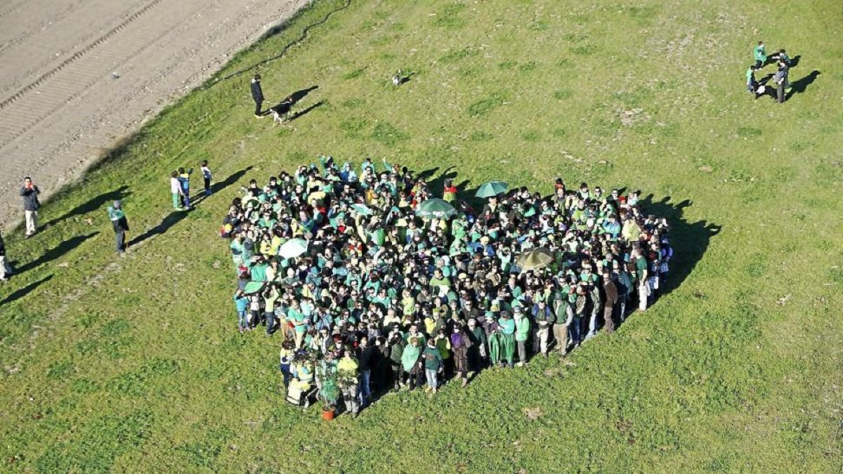 Vista aérea del corazón formado por las familias que ayer participaron en la jornada medioambiental.-Drontecnic.com