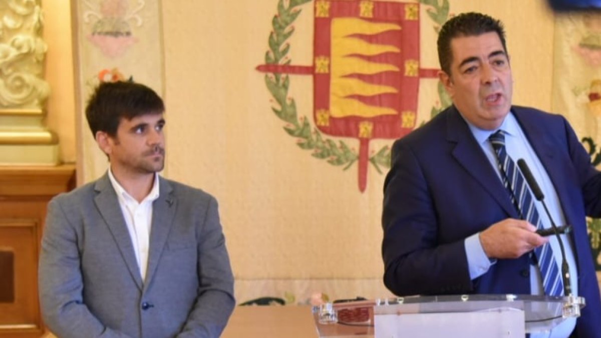 Juan Alfonso Gálvez, este viernes en la rueda de prensa del concejal Alberto Gutiérrez Alberca sobre el descuento de los bonos.-E. M.
