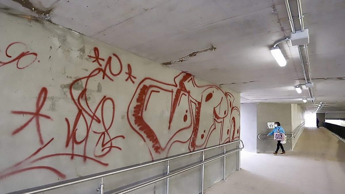 Pintadas realizadas en el túnel de Andrómeda tras su apertura al tráfico a y a los peatones.- J.M. LOSTAU