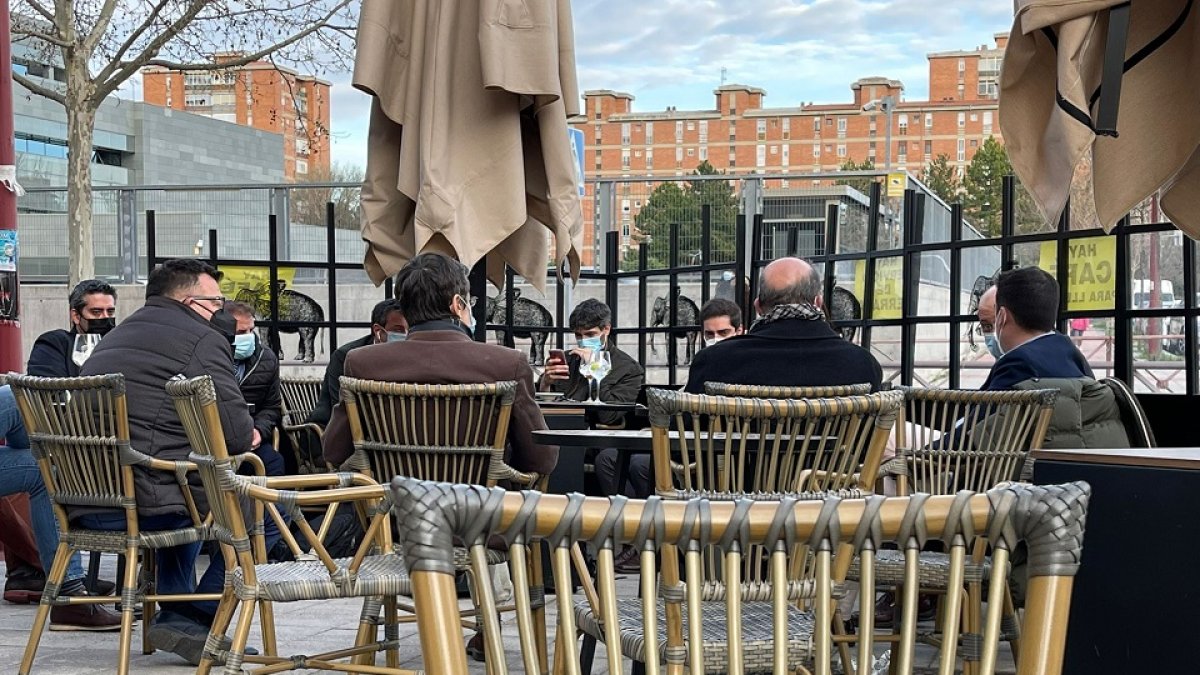 Varios altos cargos de la Junta de Castilla y León sentados en una terraza de Valladolid incumpliendo el máximo de 6 personas por mesa.- E.M.