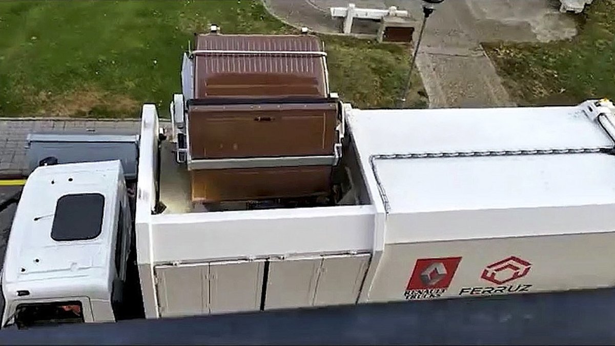 El camión de la basura recoge el contenedor marrón, de residuos orgánicos.......y luego avanza y arroja en la misma tolva el contenedor del resto. G. M.