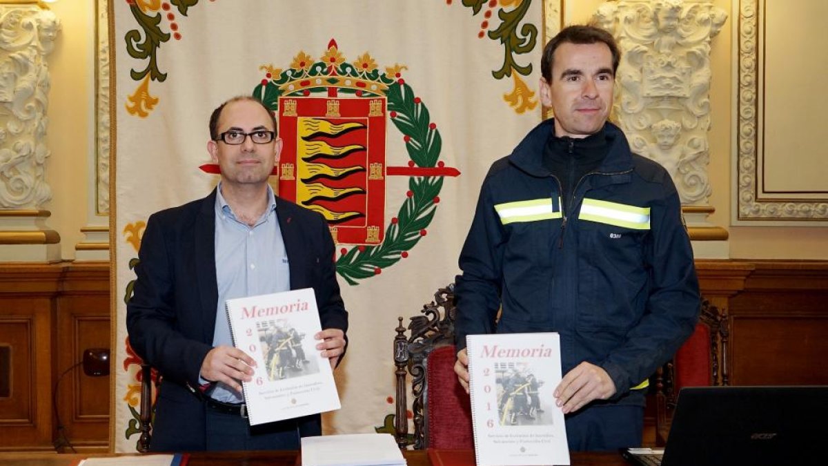 El concejal de Seguridad del Ayuntamiento de Valladolid, Luis Vélez, y el jefe del Servicio de Extinción de Incendios, Javier Reinoso, presentan la Memoria del Servicio correspondiente a 2016-ICAL