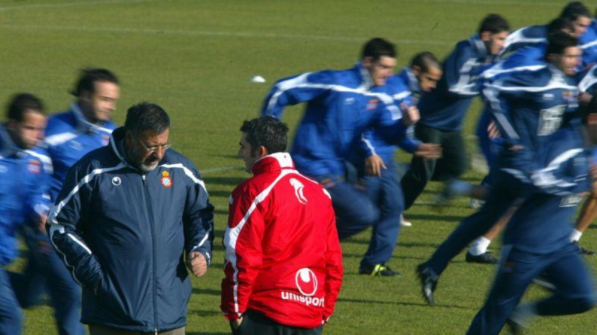 Juanjo Díaz, durante un entrenamiento, en charla con Ernesto Valverde, durante su etapa blanquiazul.-ALBERT BERTRÁN