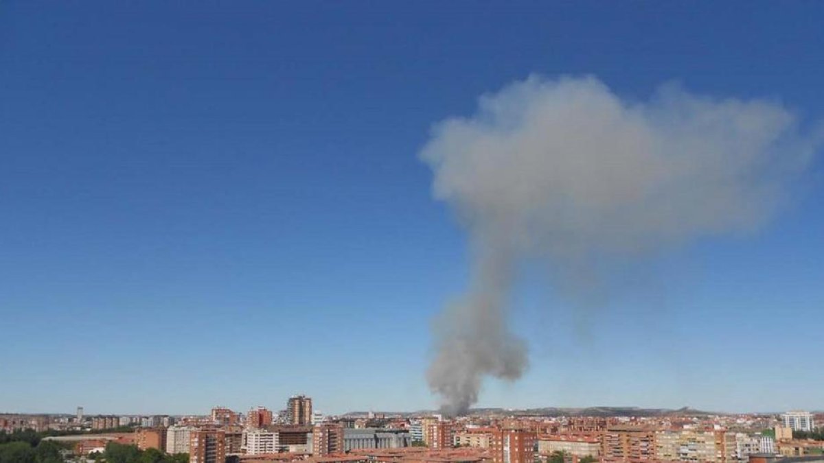 Vista de la columna de humo producida por un incendio en las cercanías de Quesos Entrepinares.-ICAL