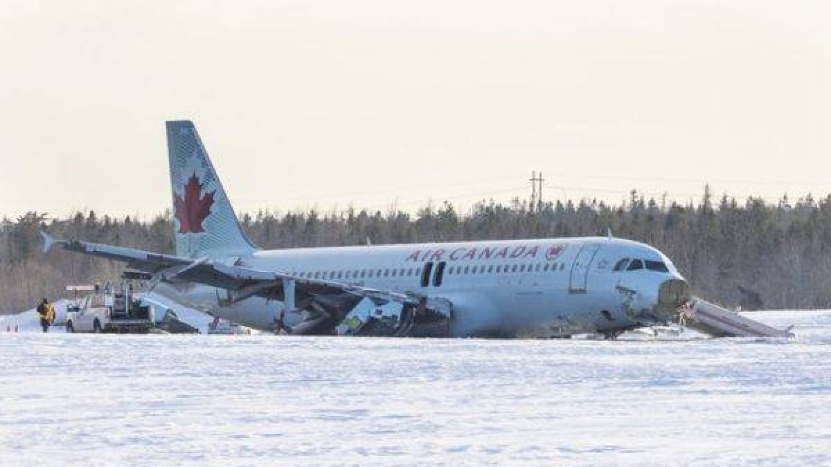 El A320 de Air Canada siniestrado en el aeropuerto de Halifax, este domingo.-Foto: REUTERS / MARK BLINCH