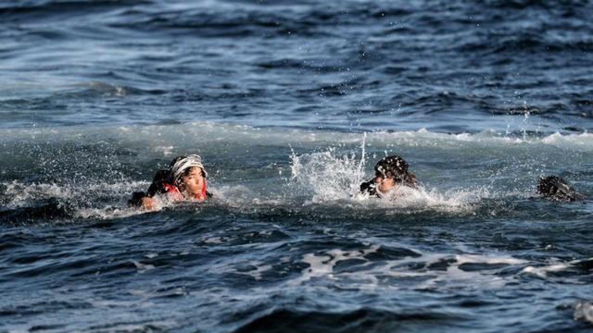 Un grupo de refugiados intentan alcanzar a nado la costa de Lesbos, el lunes 2 de noviembre.-AFP / ARIS MESSINIS