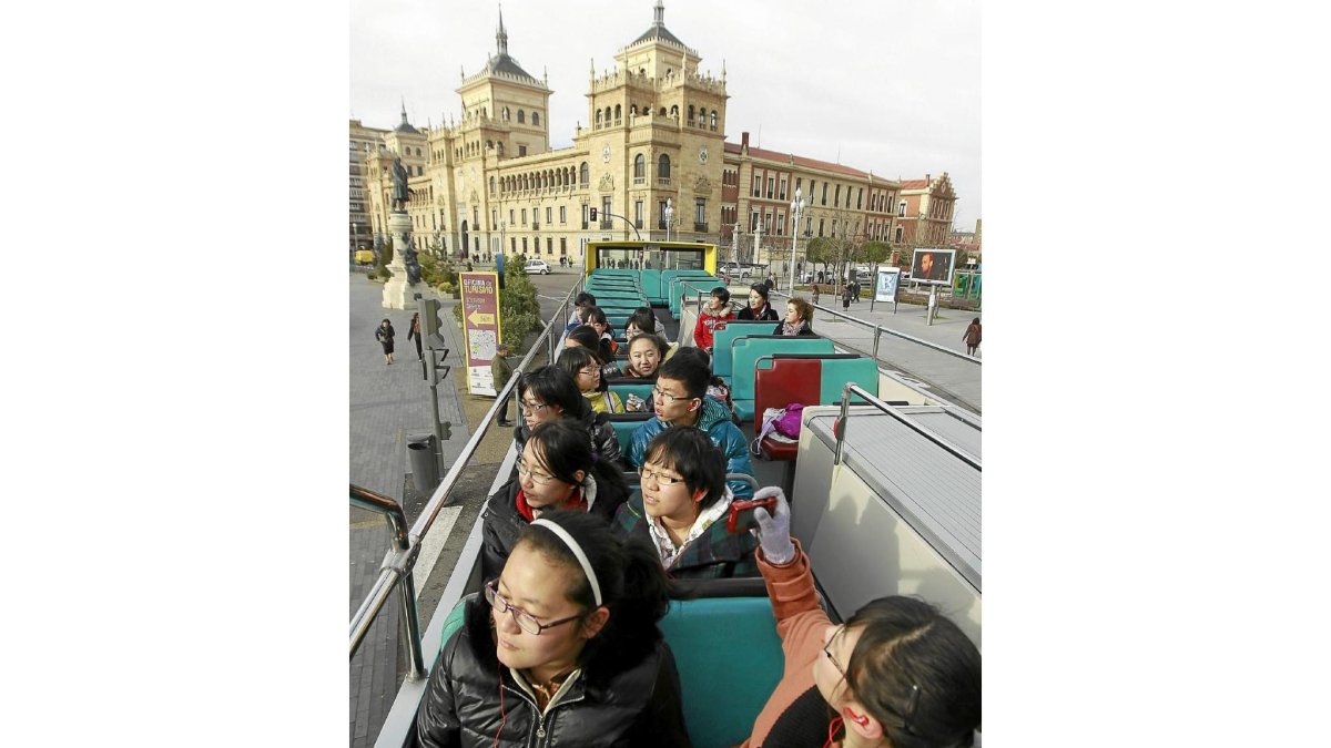 Visita a bordo del bus turístico de Valladolid.-EL MUNDO | J.M LOSTAU