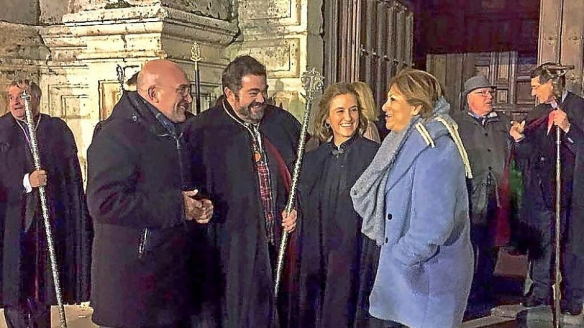 Jesús Julio Carnero, Carlos García Serrada, Rocío Mozo y Teresa López ayer, a las puertas de San Antolín.-EL MUNDO