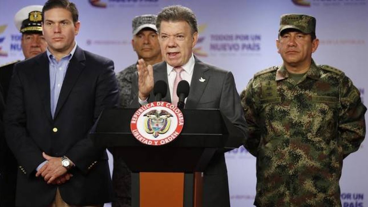 Santos (centro) anuncia la muerte de 26 guerrilleros en el oeste del país, este viernes.-Foto: AP / FERNANDO VERGARA