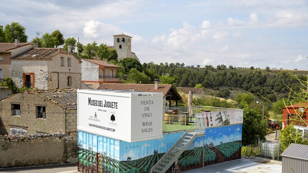 El ‘edificio’ construido con contenedores de barco para impulsar el Museo del Juguete de Fompedraza acapara la atención en la localidad ribereña. J.M. LOSTAU