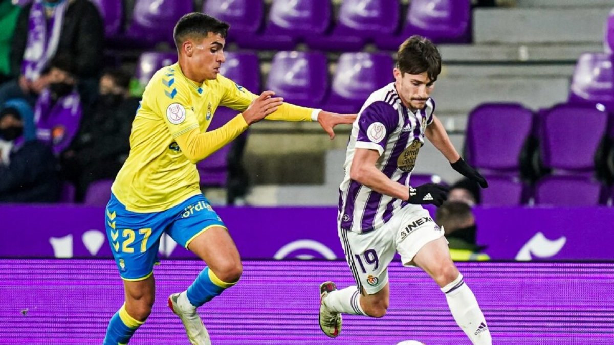 Toni Villa se escapa de García en el último partido de Copa. / I. SOLA / RV