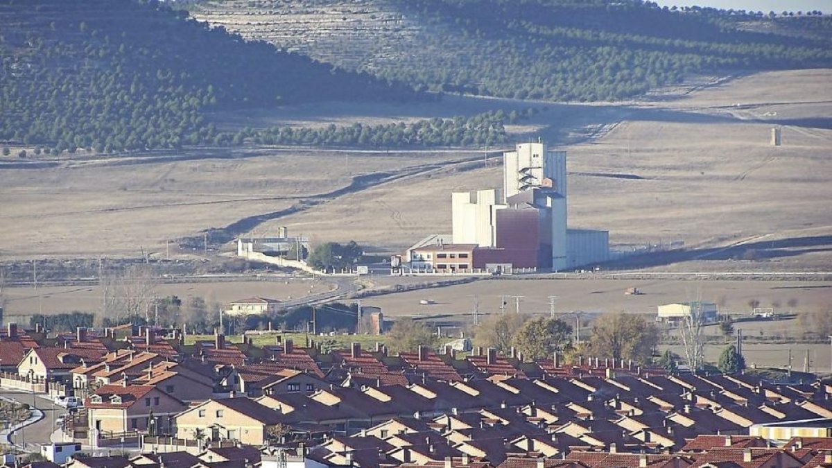 Panorámica de una de las zonas residenciales de Renedo de Esgueva con una industria al fondo.-A.R