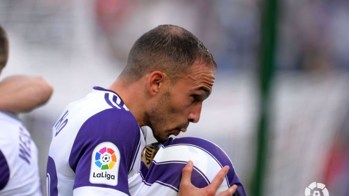 Nacho Martínez celebra el gol, haciendo un guiño a su próxima paternidad.  / LA LIGA