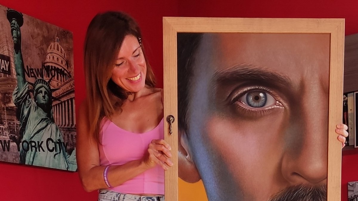 Serrano posa con el cuadro 'Paco León'. | E. M.