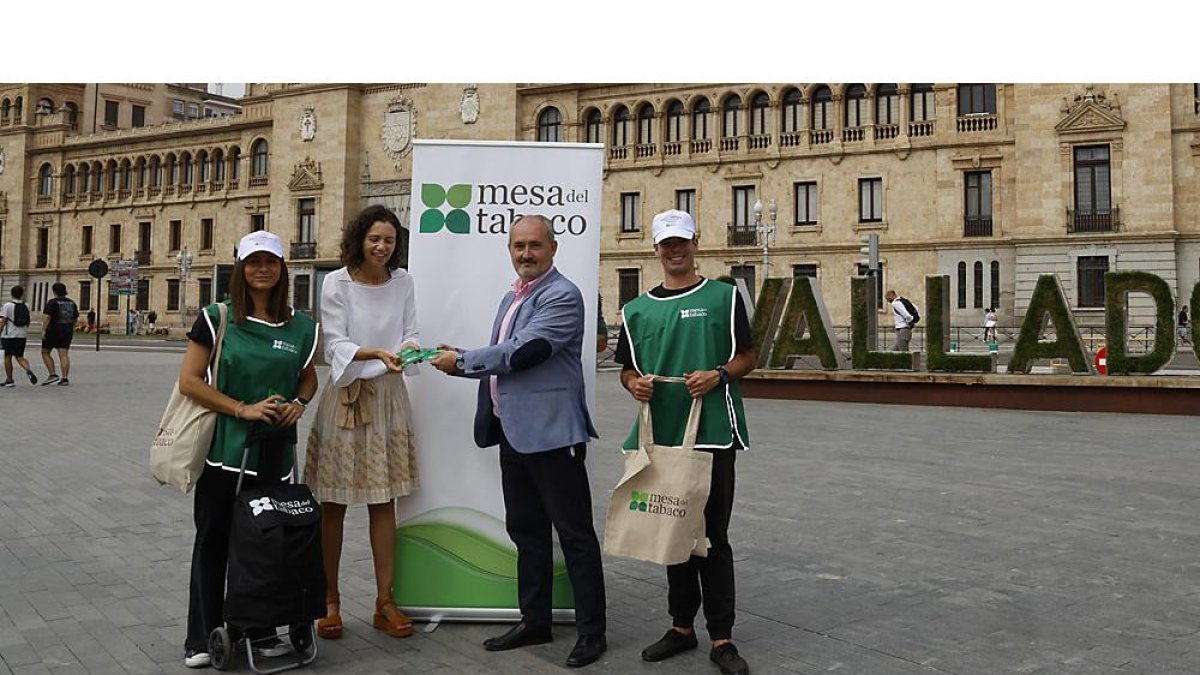 El Ayuntamiento de Valladolid y la Mesa del Tabaco distribuyen 7.500 ceniceros portátiles durante las fiestas patronales para concienciar sobre cómo deben desecharse las colillas. ICAL