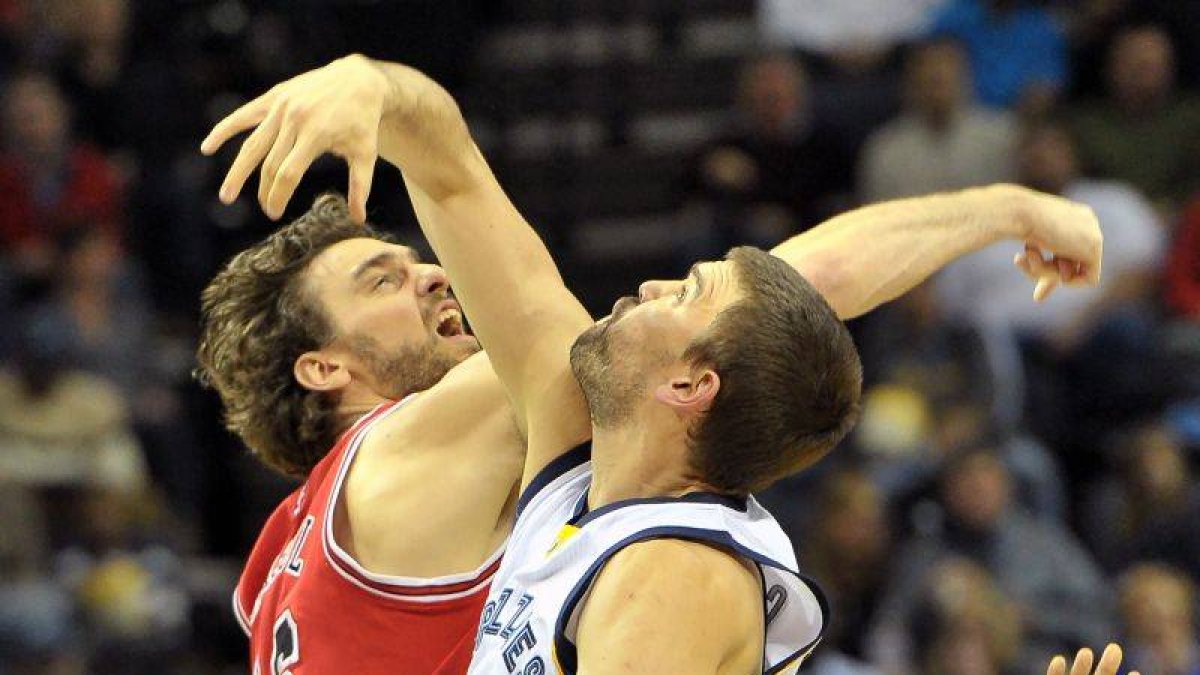 Pau y Marc Gasol, durante un partido.-Foto: AP