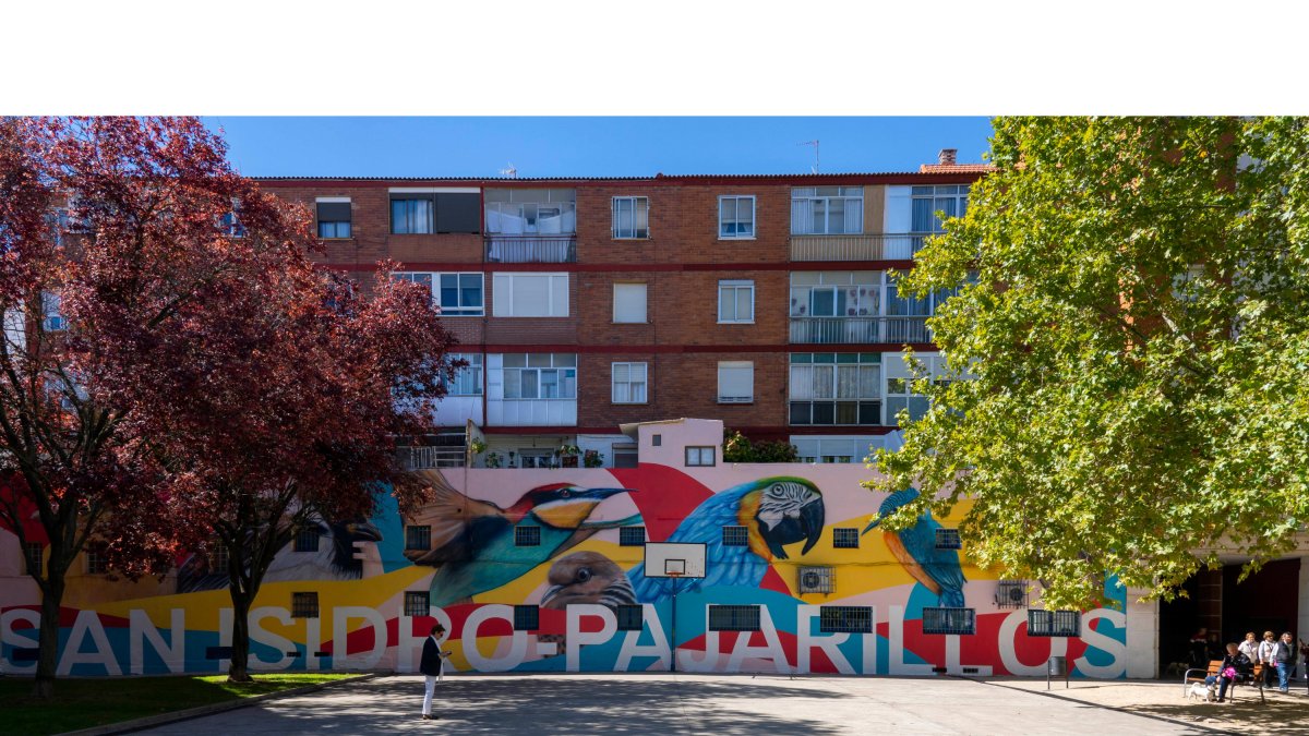 Los 'Murales de la Felicidad' se impregnan en las calles de Pajarillos