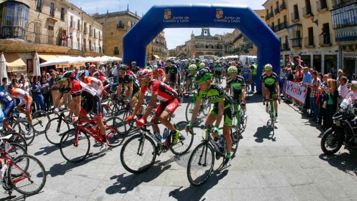 Inicio de la primera etapa de la Vuelta Ciclista a Castilla y León con salida en Ciudad Rodrigo-Ical