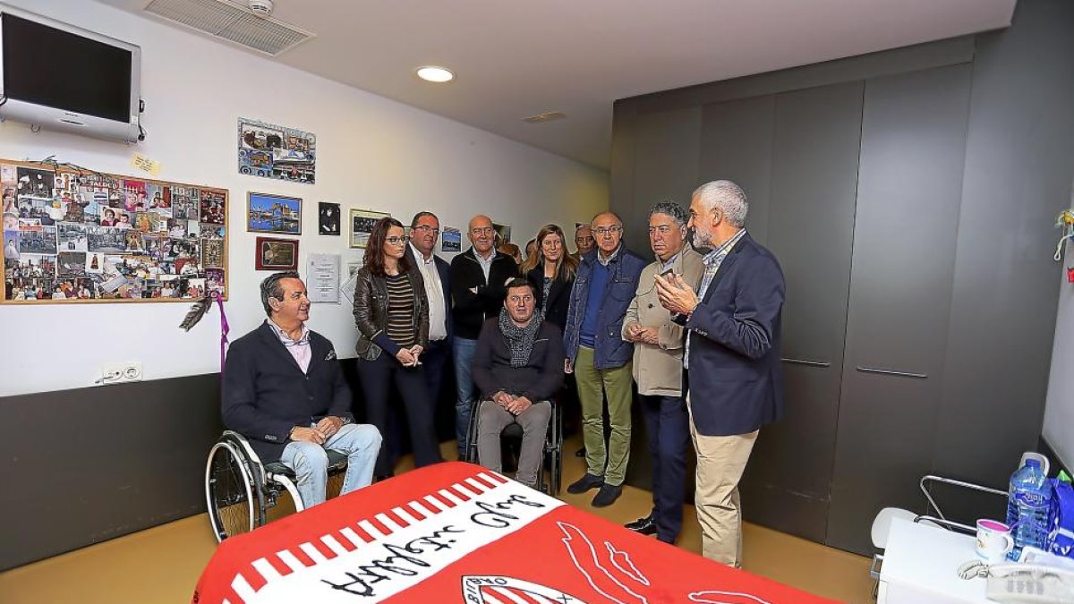 Levy visita la residencia de Aspaym para conmemorar el Día Internacional de la Discapacidad, junto a Medrano, Carnero, Tremiño y Burgos, entre otros.-ICAL