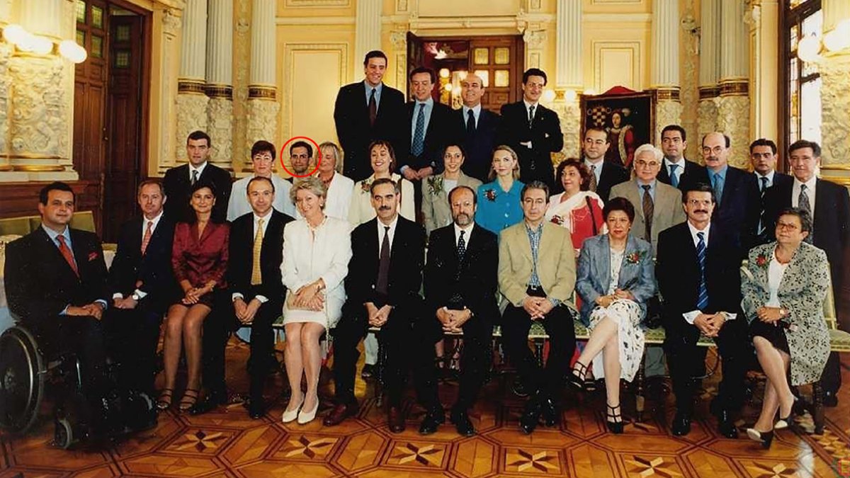 Vélez, tercero por la izquierda en la segunda fila, en la foto de familia de la Corporación de 1999, con León de la Riva, Velasco y Anta en el centro. -ARCHIVO MUNICIPAL